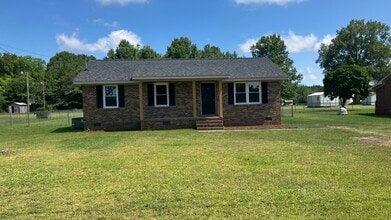 328 E Billy Farrow Hwy in Darlington, SC - Building Photo - Building Photo
