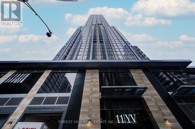 11 Yorkville Ave in Toronto, ON - Building Photo - Building Photo