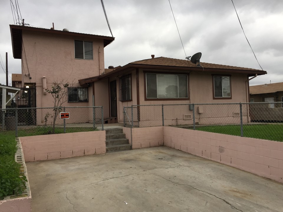 154 W Hall Ave in San Ysidro, CA - Building Photo