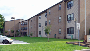 Baten Arms Apartments in Beaumont, TX - Building Photo - Building Photo