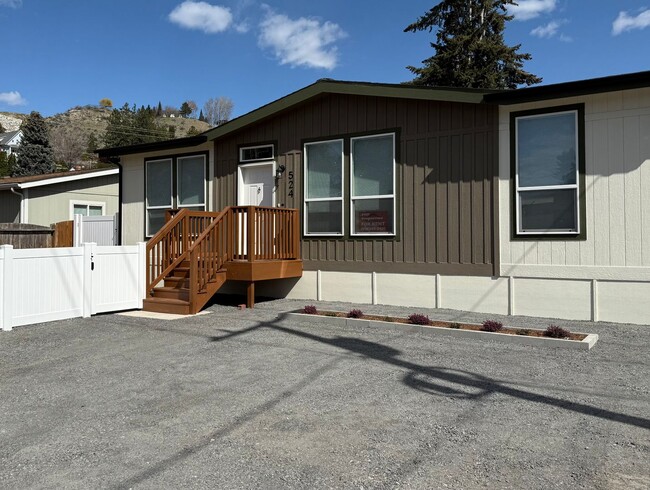 524 N Markeson St in Chelan, WA - Foto de edificio - Building Photo