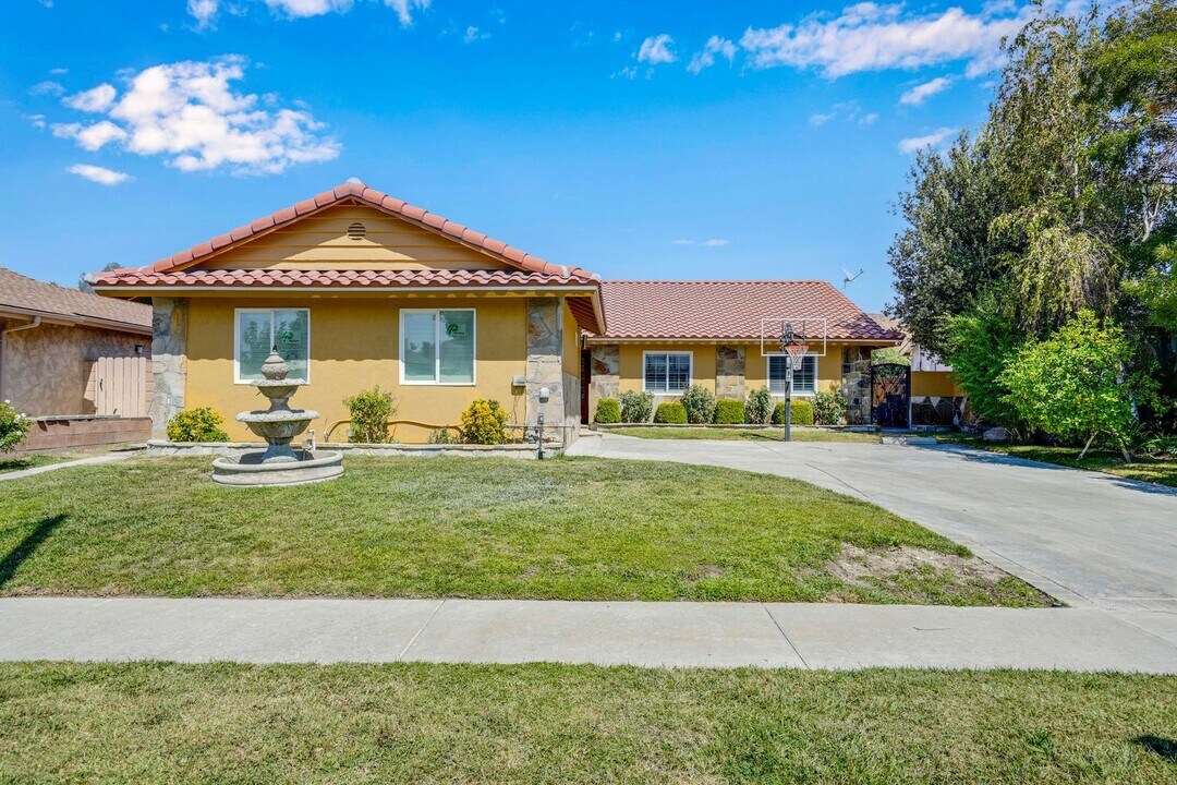 20111 Lakemore Dr in Santa Clarita, CA - Building Photo