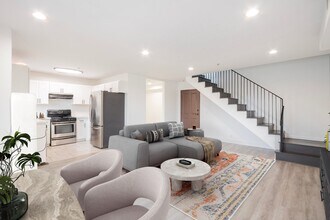 1342 N Highland Ave in Los Angeles, CA - Foto de edificio - Building Photo