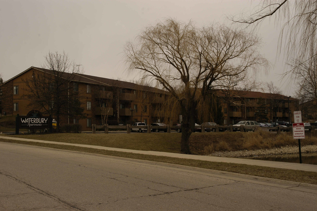 Waterbury Place in Roselle, IL - Building Photo