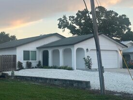 8741 Vamo Rd in Sarasota, FL - Building Photo