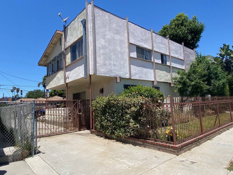 2927 S Redondo Blvd in Los Angeles, CA - Building Photo