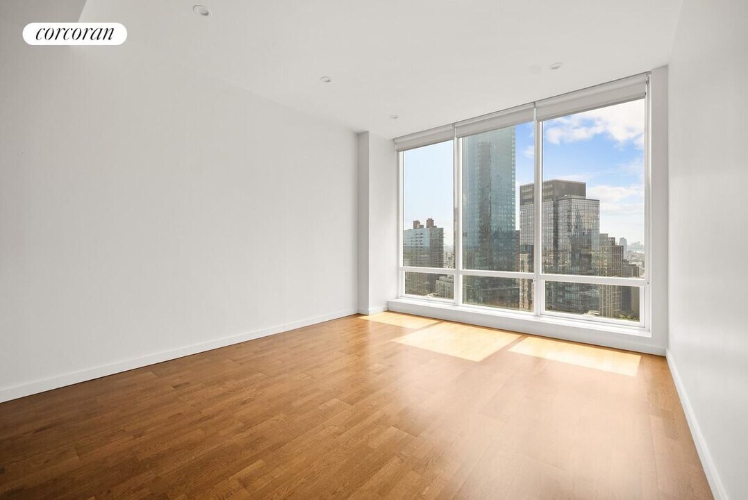 2717 42nd Rd in Queens, NY - Building Photo