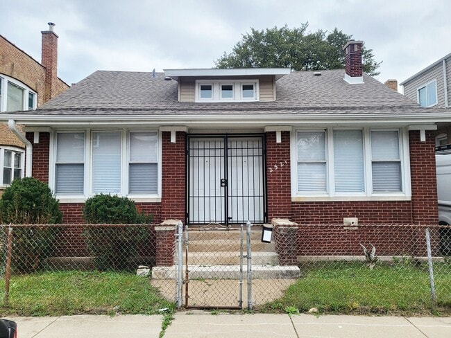 2521 E 72nd Pl in Chicago, IL - Building Photo - Building Photo