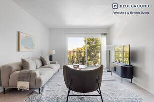 3654 Barham Blvd in Los Angeles, CA - Building Photo