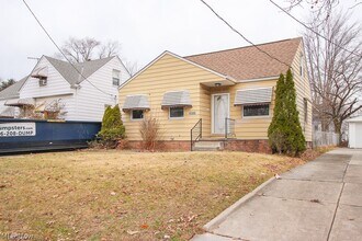 15305 Rockside Rd in Maple Heights, OH - Building Photo - Building Photo