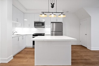 2461 Queen St E in Toronto, ON - Building Photo - Building Photo