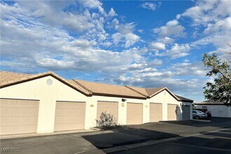 7255 W Sunset Rd in Las Vegas, NV - Building Photo - Building Photo