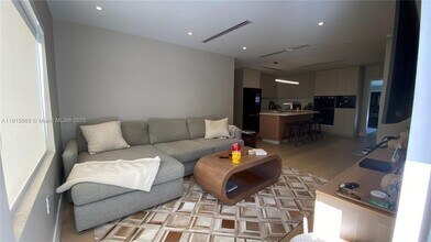 1277 SW 19th St in Miami, FL - Foto de edificio - Building Photo