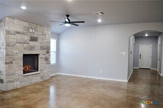 745 Freedom Cir in Nolanville, TX - Foto de edificio - Building Photo