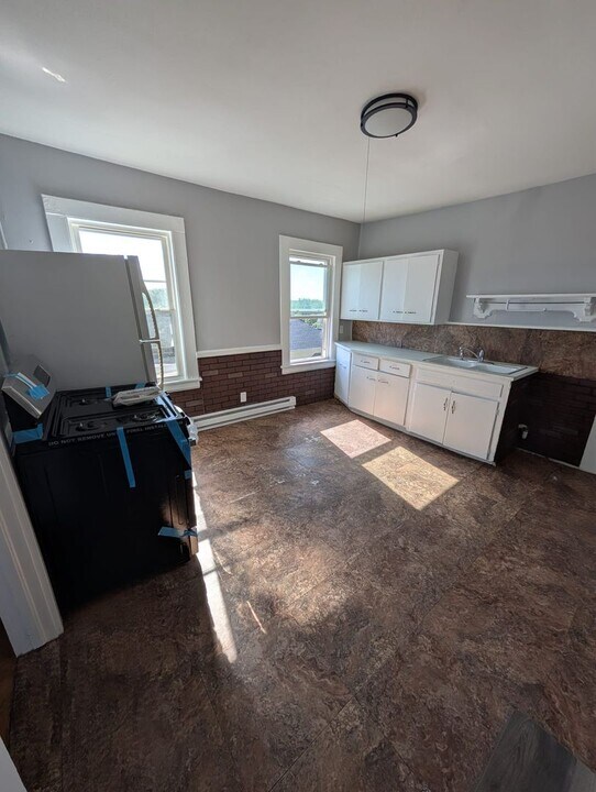 14 Brook St in New Britain, CT - Building Photo