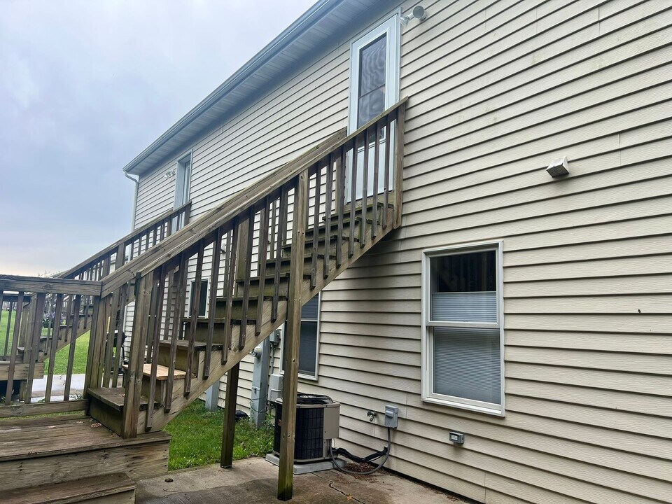 1537 Stonefield Dr in Dekalb, IL - Building Photo