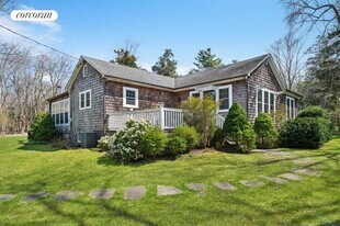 14 Oak Ln in Sag Harbor, NY - Building Photo