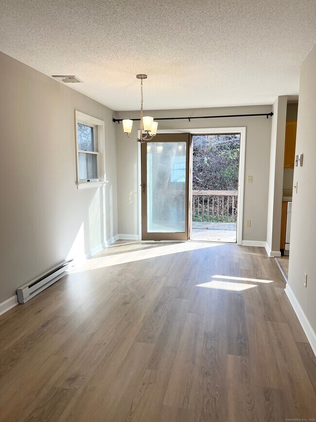812 Lake Vista Dr in East Hampton, CT - Building Photo - Building Photo