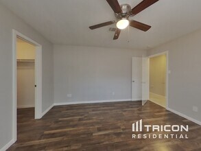 5107 Dunnethead Dr in Houston, TX - Building Photo - Building Photo