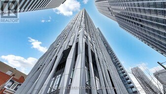 1 Yorkville Ave in Toronto, ON - Building Photo