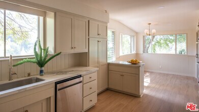 1365 N Wetherly Dr in Los Angeles, CA - Building Photo - Building Photo