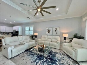 656 108th Ave N in Naples, FL - Foto de edificio - Building Photo