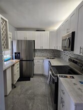 3401 N Country Club Dr, Unit EI202 in Aventura, FL - Building Photo - Building Photo