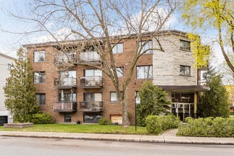 1490 Du Painter Circle Rue in St. Laurent, QC - Building Photo - Building Photo