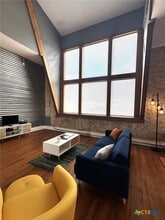 103 W Walnut St in Seguin, TX - Building Photo - Building Photo