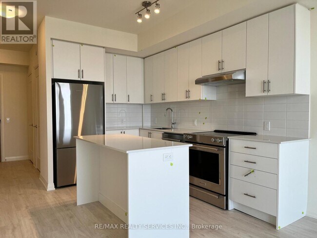 8960 Jane St in Vaughan, ON - Building Photo - Building Photo