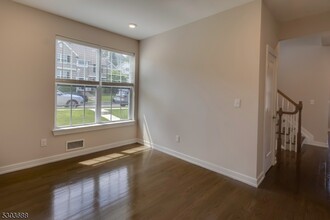 120 Sowers Dr in Hackettstown, NJ - Foto de edificio - Building Photo