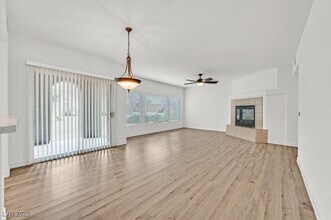 825 Canterra St in Las Vegas, NV - Building Photo - Building Photo