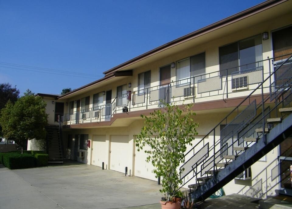 Green Oaks Apartments, LLC. in Whittier, CA - Building Photo