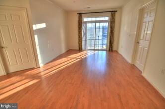 21216 McFadden Square-Unit -108 in Sterling, VA - Foto de edificio - Building Photo