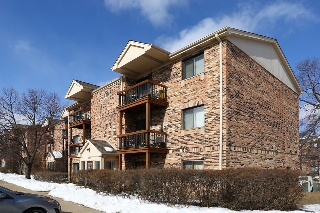 RoseWood Condominiums in Arlington Heights, IL - Building Photo