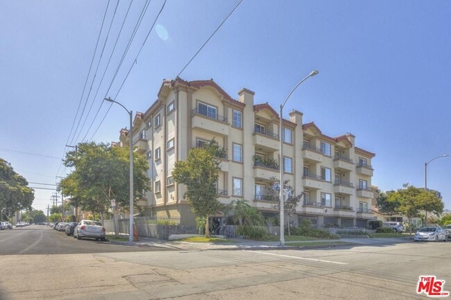 601 Serrano Ave in Los Angeles, CA - Foto de edificio - Building Photo