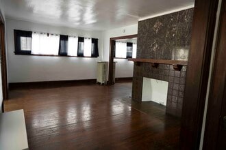 1935 Glendale Ave, Unit Spacious Duplex Lower in Toledo, OH - Foto de edificio - Building Photo