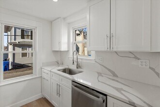 14 Quirk Ct, Unit 1 in Newton, MA - Building Photo - Building Photo