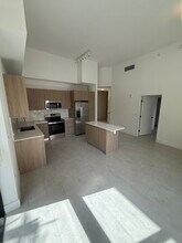 2311 NE 174th St, Unit B3 in North Miami Beach, FL - Building Photo - Building Photo