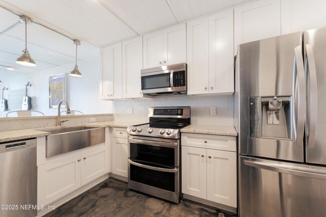 275 1st St S, Unit 102 in Jacksonville Beach, FL - Foto de edificio - Building Photo