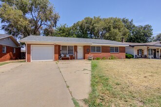 2812 62nd St in Lubbock, TX - Foto de edificio - Building Photo