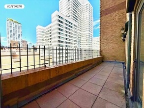 210 E 68th St in New York, NY - Building Photo - Building Photo