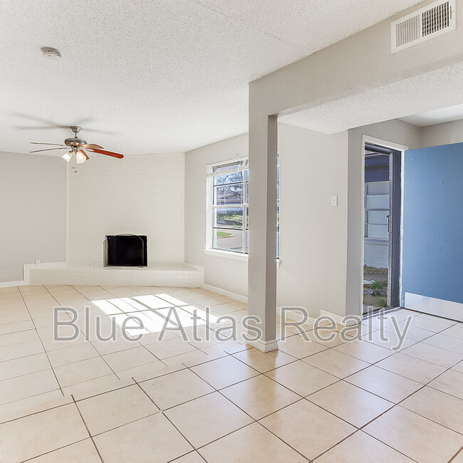 5352 Wonder Dr in Fort Worth, TX - Building Photo - Building Photo