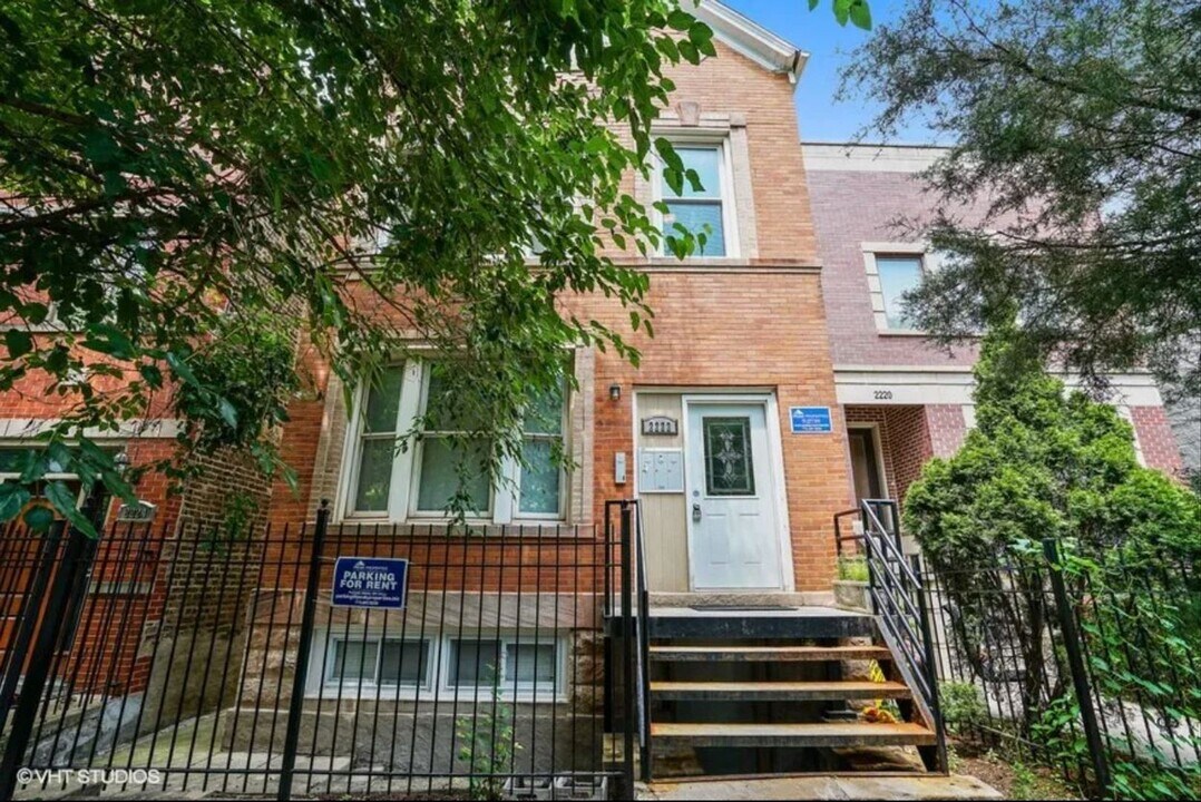 2222 W Belden Ave in Chicago, IL - Building Photo