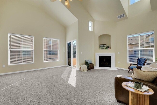 5350 Dunlay Dr, Unit 817 in Sacramento, CA - Building Photo - Building Photo