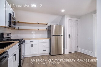 1021 Alpine Ave NW in Grand Rapids, MI - Building Photo - Building Photo
