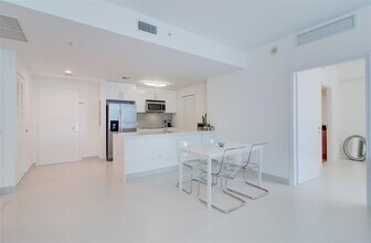 300 S Biscayne Blvd, Unit T-2104 in Miami, FL - Building Photo - Building Photo