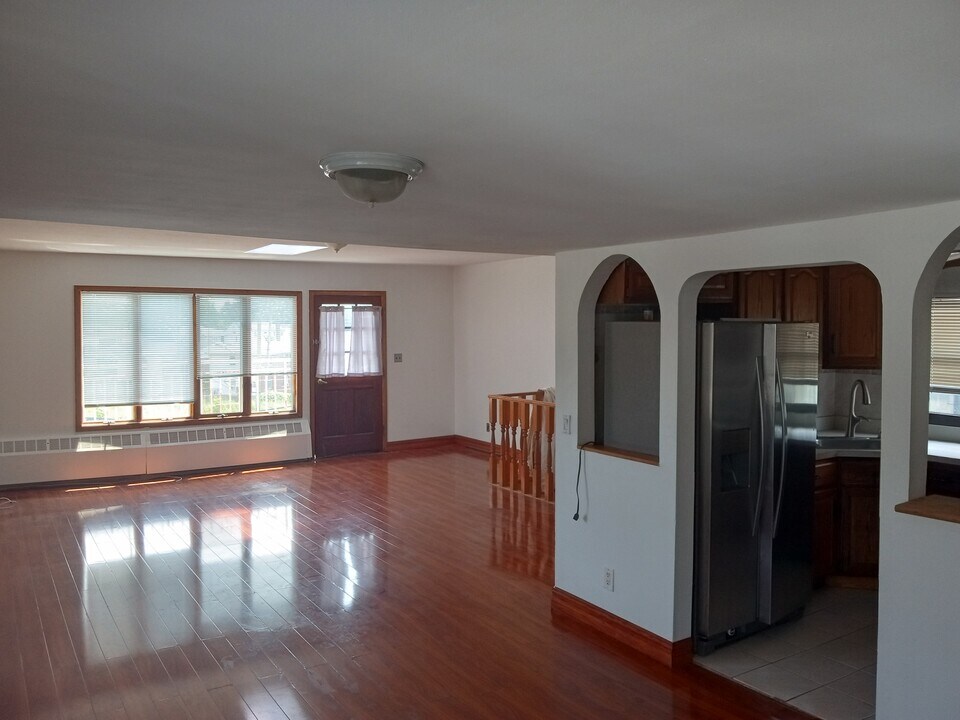 2167 Richmond Ave in Staten Island, NY - Building Photo