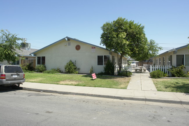 293-297 E 9th St in Merced, CA - Foto de edificio - Building Photo