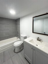 888 NE 132nd St in North Miami, FL - Foto de edificio - Building Photo